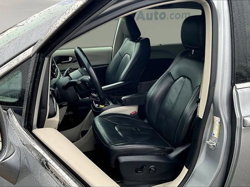 Used 2020 Chrysler Pacifica Touring-L image 21