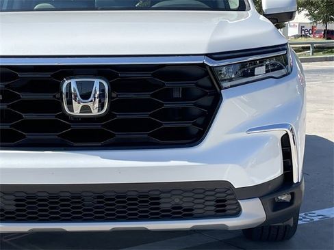 New 2025 Honda Pilot Touring image 9