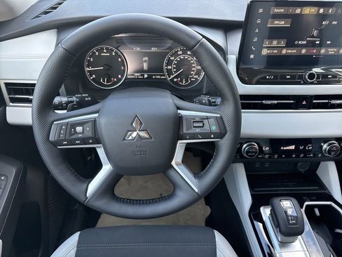 New 2026 Mitsubishi Outlander SE FWD image 17