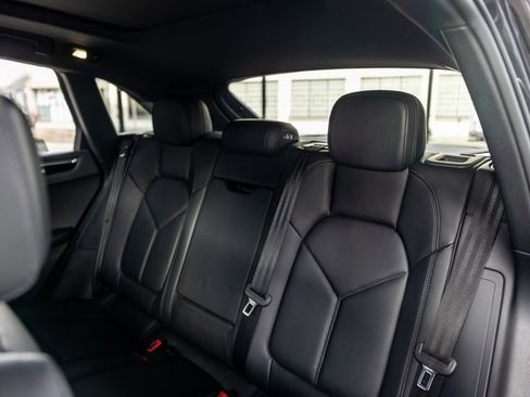 Certified 2025 Porsche Macan image 30