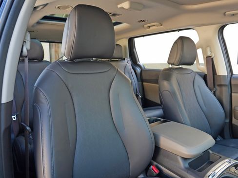 Used 2025 Kia Carnival SX FWD image 45