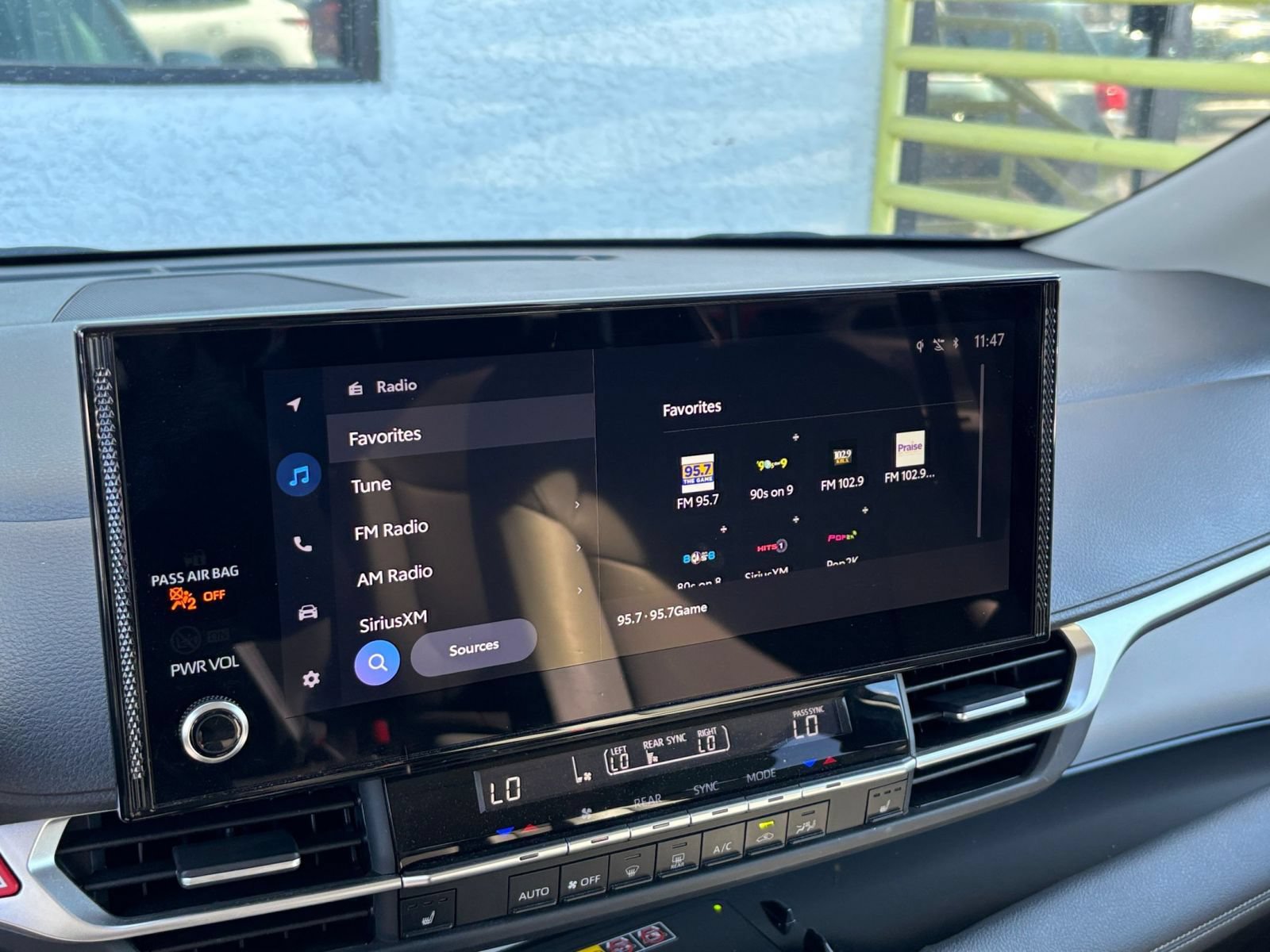 Used 2025 Toyota Sienna XLE FWD image 19