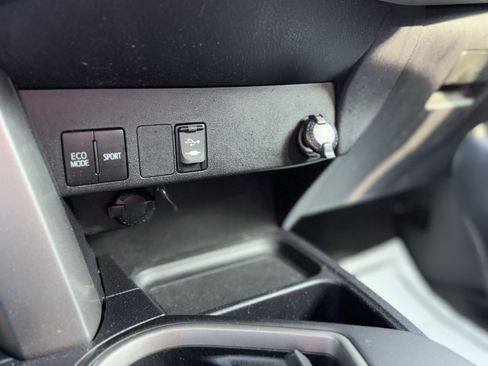 Used 2018 Toyota RAV4 LE image 19