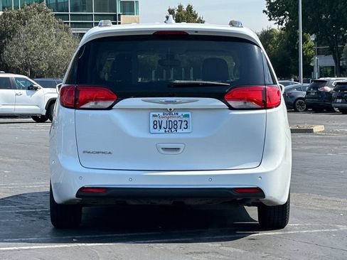 Used 2018 Chrysler Pacifica Touring-L Plus FWD image 5