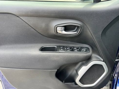 Used 2018 Jeep Renegade Latitude AWD/4WD image 18
