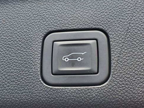 Used 2025 GMC Yukon Denali RWD image 10