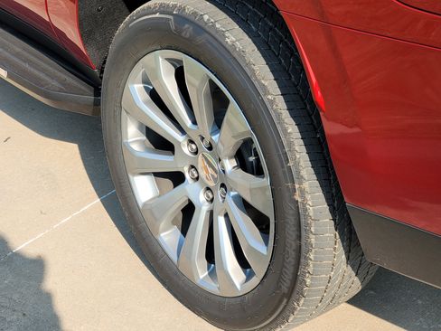 New 2026 Chevrolet Suburban Premier image 4