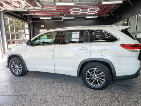 Used 2018 Toyota Highlander XLE AWD/4WD image 2
