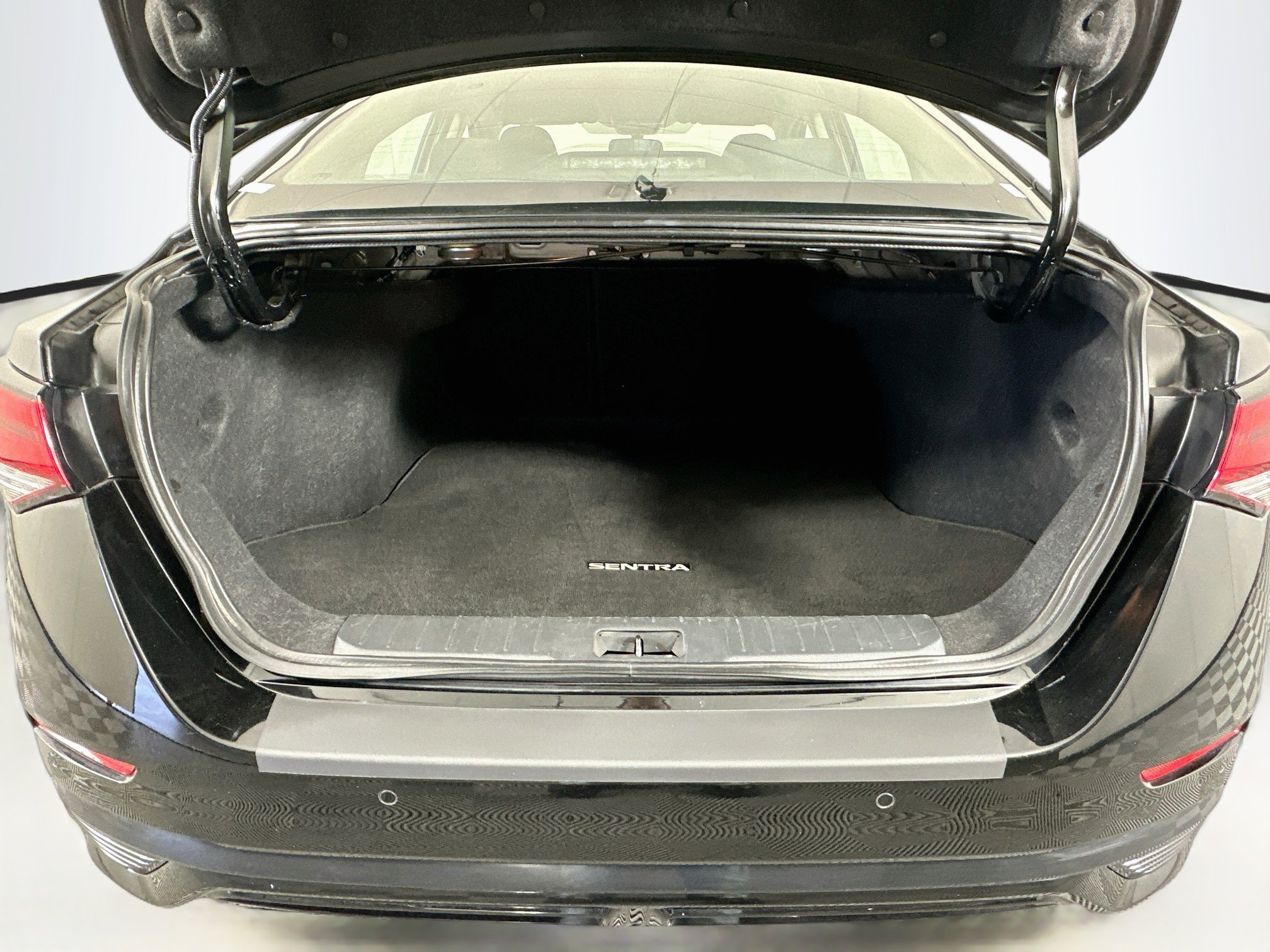 Used 2025 Nissan Sentra SR FWD image 27