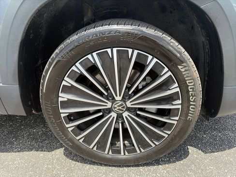 Used 2025 Volkswagen Taos SE FWD image 9