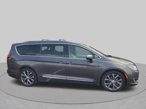 Used 2018 Chrysler Pacifica Limited w/ Tire & Wheel Group FWD image 10