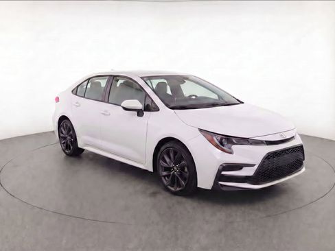 Used 2025 Toyota Corolla SE image 2