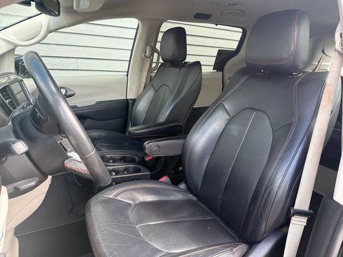 Used 2020 Chrysler Pacifica Touring-L w/ Tire & Wheel Group FWD image 37