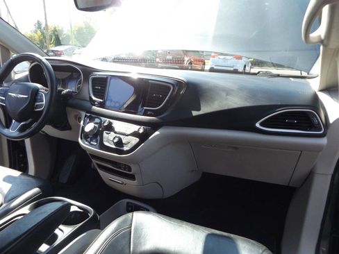 Used 2017 Chrysler Pacifica Touring-L FWD image 23