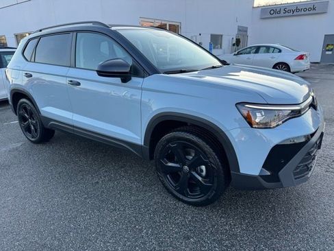 New 2026 Volkswagen Taos SE image 3