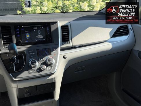 Used 2016 Toyota Sienna LE FWD image 37