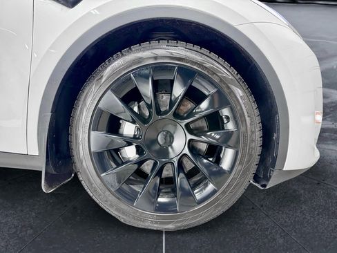 Used 2023 Tesla Model Y Long Range image 34