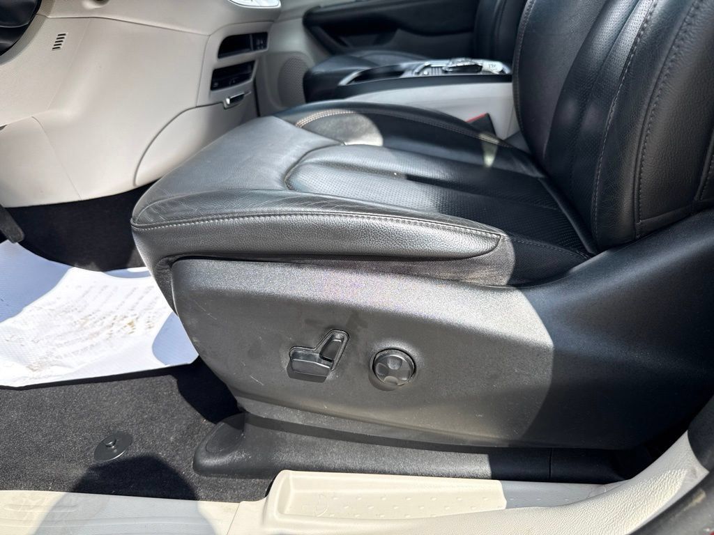 Used 2020 Chrysler Pacifica Touring-L Plus FWD image 29