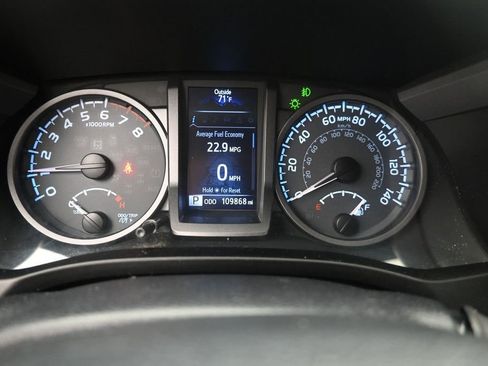 Used 2017 Toyota Tacoma TRD Off-Road w/ Premium & Technology Package AWD/4WD image 18