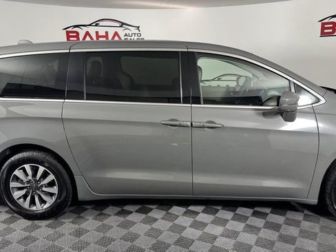 Used 2022 Chrysler Pacifica Touring-L w/ Uconnect Theater Family Group FWD image 7