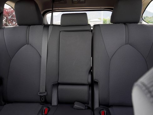 Used 2021 Toyota Highlander LE AWD/4WD image 22
