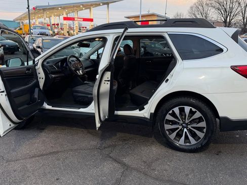 Used 2017 Subaru Outback 3.6R Limited image 17