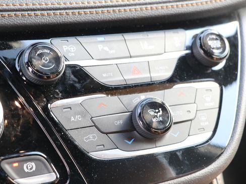 Used 2022 Chrysler Pacifica Pinnacle image 23