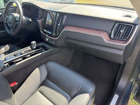 Used 2024 Volvo XC60 B5 Plus image 11
