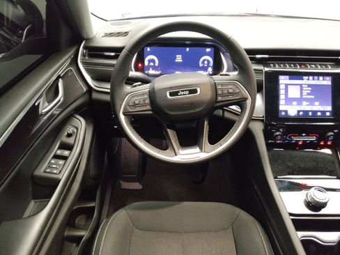 Used 2023 Jeep Grand Cherokee Laredo AWD/4WD image 22