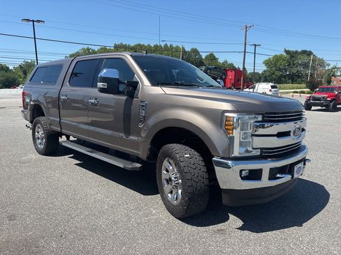 Used 2019 Ford F250 Lariat w/ Lariat Ultimate Package AWD/4WD image 9