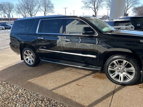 Used 2017 Cadillac Escalade ESV Luxury image 4