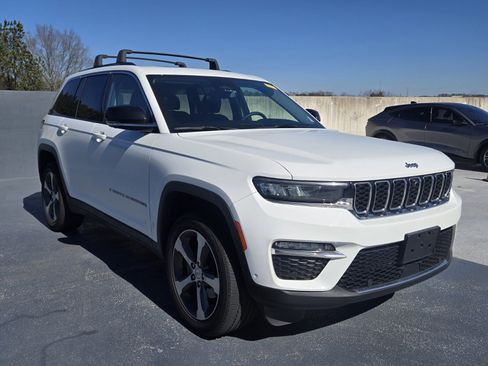 Used 2023 Jeep Grand Cherokee Limited w/ Luxury Tech Group II image 2