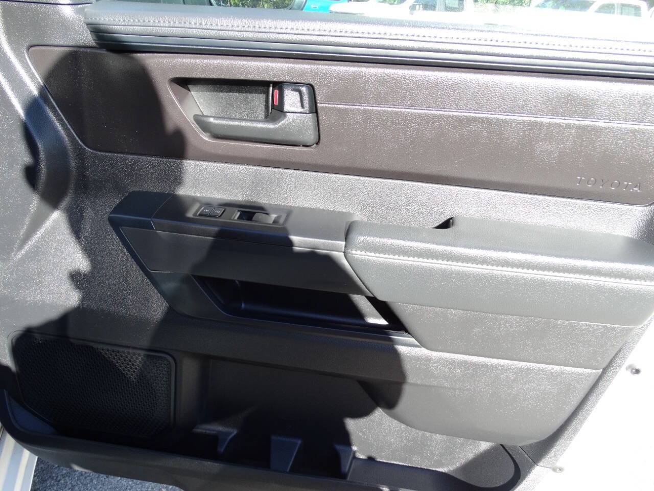 Used 2022 Toyota Tundra 4x4 CrewMax SR image 38