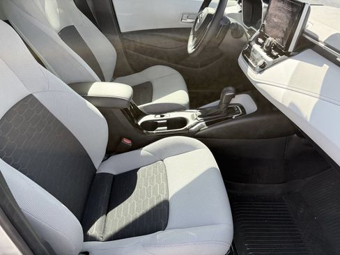 Used 2025 Toyota Corolla SE w/ SE Package FWD image 6