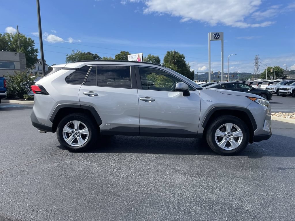 Used 2021 Toyota RAV4 XLE w/ Convenience Package AWD/4WD image 4