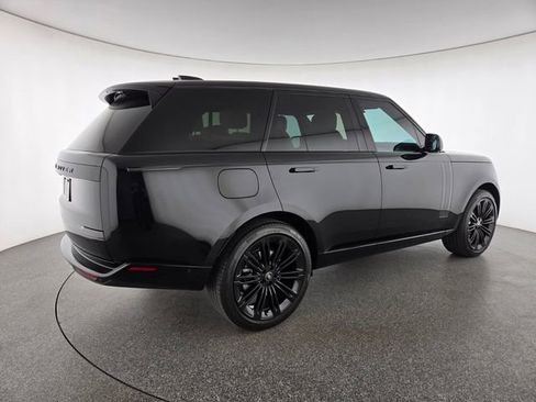 Used 2025 Land Rover Range Rover SE AWD/4WD image 2
