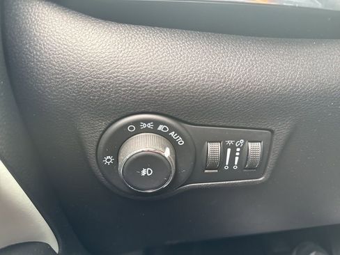 Certified 2022 Jeep Compass Limited image 9