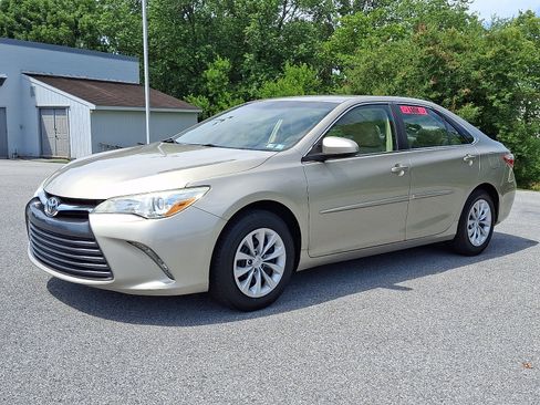 Used 2015 Toyota Camry LE FWD image 3