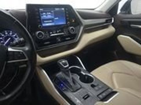 Used 2021 Toyota Highlander XLE image 9