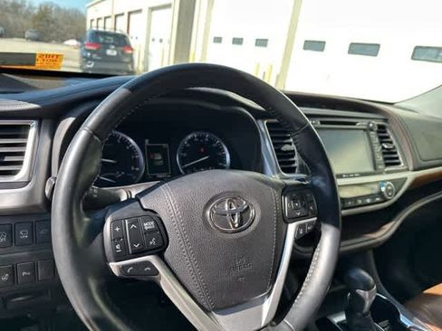 Used 2017 Toyota Highlander Limited Platinum image 8