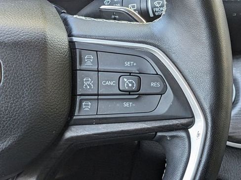 Used 2022 Jeep Grand Cherokee L Limited w/ Black Appearance Package image 18