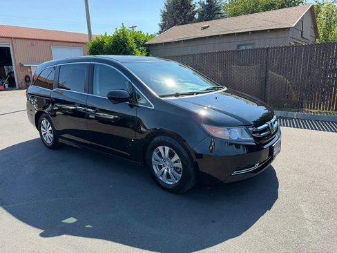 Used 2017 Honda Odyssey SE image 2
