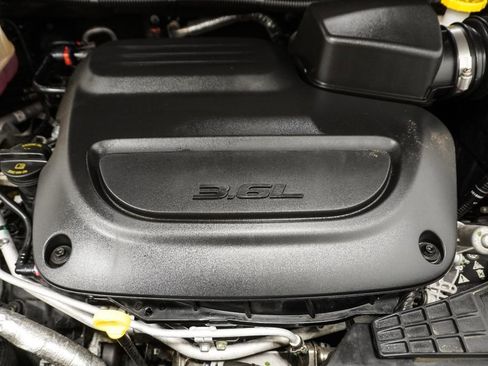 Used 2023 Chrysler Pacifica Touring-L image 29