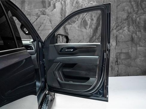 Used 2025 Chevrolet Suburban Z71 image 5