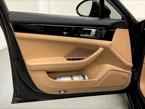 Used 2018 Porsche Panamera 4 AWD/4WD image 17