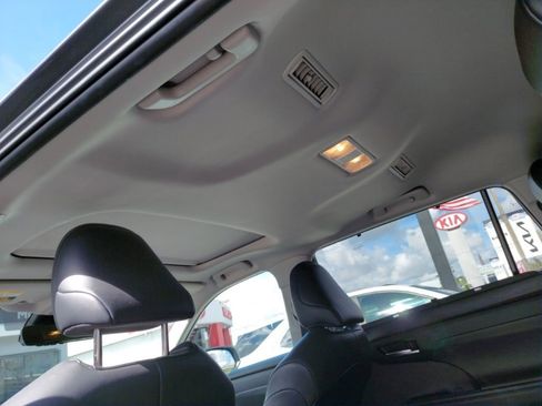 Used 2021 Toyota Highlander XLE image 12