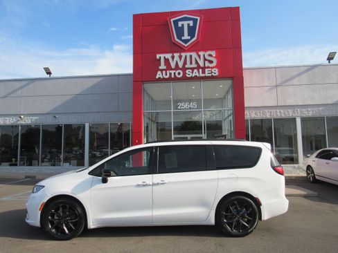 Used 2025 Chrysler Pacifica Limited FWD image 1