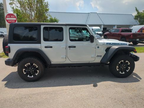 Used 2024 Jeep Wrangler Unlimited Rubicon 4xe AWD/4WD image 5