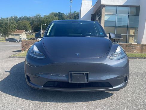 Used 2022 Tesla Model Y Long Range AWD/4WD image 2