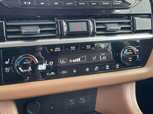 Used 2025 Nissan Pathfinder Platinum FWD image 21